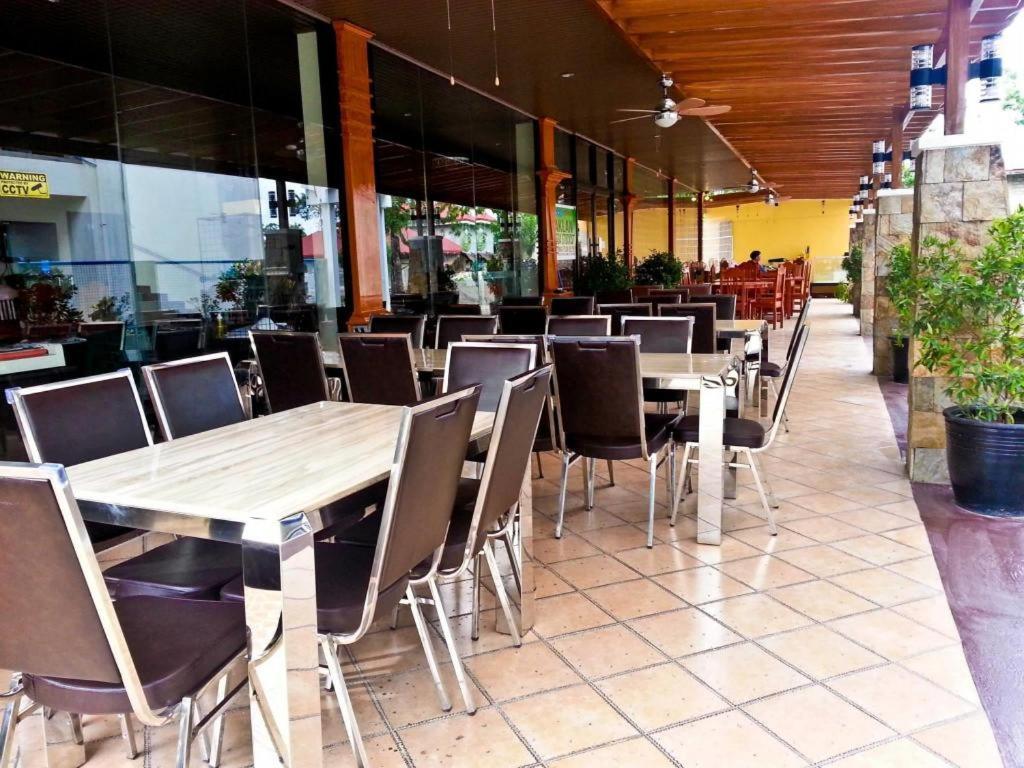 The Premiere Business Hotel Kalibo Extérieur photo